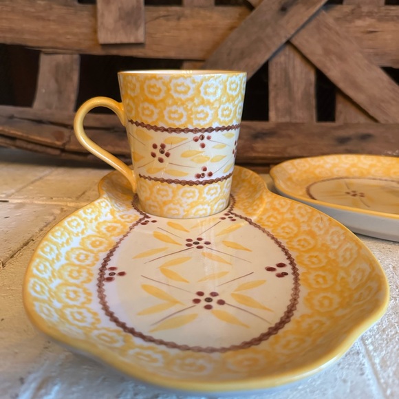 Temptations Old World Mug and Snack Trays 2 Sets - Picture 5 of 6